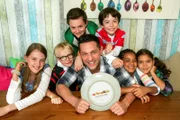 Alexander Kumptner und seine jungen Helfer: Lou-Anne, Noah, Nico, David, Estelle, Joanna.