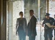 Reese (Jim Caviezel) gibt sich der ermittelnden Agentin Erica Lennox (Rosie Benton) am Tatort des missglückten Drogendeals der Bruderschaft als Detective der New Yorker Polizei zu erkennen.