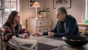 Nora Björklund (Felicia Cedergren) erzählt Robert Anders (Walter Sittler) von Mats.