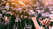 Paparazzi - von vielen Promis gehasst, von Klatschblättern gefragt. "Terra X History" erzählt die Geschichte der dreistesten Fotografen und ihrer berühmten Bilder.