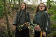 Mildred (Bella Ramsey, l.) und Maude (Megan Hughes, r.) sammeln im Dunkelwald Zutaten für den Zaubertränke-Unterricht. Ganz geheuer ist ihnen der Wald nicht, denn da passieren merkwürdige Dinge.