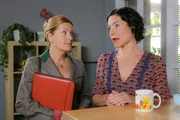 Sekretärin Stockl (Marisa Burger, r.) erzählt Marie Hofer (Karin Thaler, l.) von ihrem stressigen Morgen im Büro.