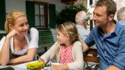 Der Bergdoktor Staffel 14 Folge 8 Kleinfamilie im Glück: Natalie O'Hara als Susanne Dreiseitl, Ylvi Unertl als Sophia, Heiko Ruprecht als Hans Gruber