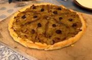Pissaladière, eine Art Zwiebelkuchen, ist eine Spezialität aus Nizza.