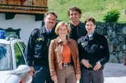 "Soko Kitzbühel", "Ein Bombenschlag." Ein anonymer Anruf bei der Gendarmerie Kitzbühel kündigt eine mysteriöse Geldübergabe auf dem Gelände des fashionablen Golfklubs an. Kurz darauf explodiert ein Auto in der Nähe des "Tatorts". Der Besitzer des Wagens, der Bankbeamte Benno Stubenrauch, ist und bleibt verschwunden. Andreas und Karin sehen sich mit einem mysteriösen Fall konfrontiert, in den nicht nur zwei Bankbeamte, sondern auch der aus Deutschland übersiedelte und in Wirtschaftsdelikte verwickelte reiche Golfklub-Besitzer Trausbach involviert erscheinen. Im Bild (v.li.): Ferry Öllinger (Kroisleitner), Kristina Sprenger (Karin Kofler), Hans Sigl (Andreas Blitz), Marion Rottenhofer (Petra).