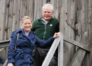 SF unterwegs - Schweden Moderatorin Andrea Jansen mit dem Präsidenten des Windmühlenvereins Öland Kennerth Gustafsson