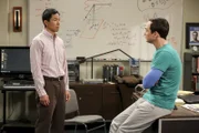 Tam Nguyen (Robert Wu, l.); Sheldon (Jim Parsons, r.)