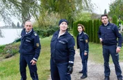 Paul Schott (Tim Wilde, li.), Nele Fehrenbach (Floriane Daniel, 2.v.li.), Julia Demmler (Wendy Güntensperger, 2.v.re.) und Jakob Frings (Max König, re.) sind auf der Suche nach zwei Bankräubern, die sich mit zwei Geiseln am Ufer des Bodensees verstecken.
