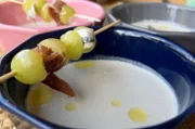 Der berühmte Ajoblanco ist eine Art weißer Gazpacho: Dafür werden 50 Gramm Weißbrot in Würfel geschnitten, in Wasser aufgeweicht und dann mit Mandeln und Olivenöl püriert.