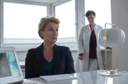 Frau Küppers (Saskia Fischer, l.) erhält von Dr. Vera Wagner (Maureen Havlena, r.) eine schockierende Diagnose.