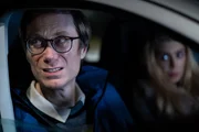 Der etwas trottelige Anwalt Greg (Stephen Merchant) hat einfach kein Glück. Das romantische Treffen mit der Prostituierten Rosie (Chloe Partridge) endet für ihn mit Sozialstunden.