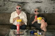 Günter (Wolfgang Winkler, l.) und Edwin (Tilo Prückner, r.) genießen ihren Fernsehabend.