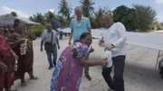 Ankunft des ZDF-Teams auf dem Flughafen des Enewetak-Atolls.