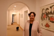 Finanzfachfrau Helma Sick im Bayern 2-Studio.; Helma Sick (rechts) bei der Verleihung des Bundesverdienstkreuzes.; Helma Sick wächst in den Nachkriegsjahren im Bayerischen Wald auf. In Ihrer Familie erlebt sie Gewalt, Missbrauch und Unterdrückung. Doch Helma will kein Opfer sein. Mit 29 Jahren flieht sie nach München, ändert ihr Leben komplett und findet ihr Lebensthema: Frauen müssen Geld verdienen, um ein selbstbestimmtes Leben führen zu können.