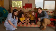 Zuhause üben die Brockmann-Bells noch einmal Wuffels Solopart (v.l.n.r.): Tess (Andrea Valls), Tom (Ellis-James Naylor), Evi (Tahliya Lowles) und Simon (James Merry).