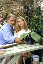 William Conners (Christian Kohlund) zeigt Valerie (Olivia Pascal) seine neueste Orchideenzüchtung, der er den Namen „Königin der Nacht“.