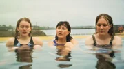 Inselträume: Island - Hotspot des Nordens Die Rockband Gróa bei einem Bad im Hot Pot.