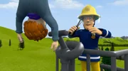 Zum Glück ist Feuerwehrmann Sam mit Jupiter zur Hilfe geeilt. Er hat Norman gleich gesichert.