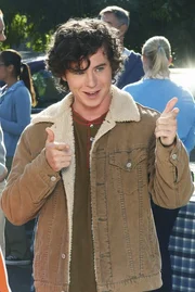 Axl (Charlie McDermott)