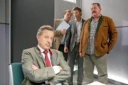 Korbinian Hofer, Sven Hansen und Tobias Hartl verdächtigen den Immoblienmakler Josef Hartinger (v.li.: Werner Rom, Michael A. Grimm, Igor Jeftic, Joseph Hannesschläger).