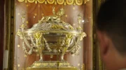 Michael Max bei den Reliquien der Krippe von Bethlehem in der Kirche Santa Maria Maggiore, Rom.