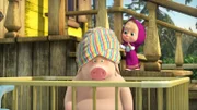 Das Schwein muss Maschas Baby herhalten.