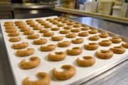 Die frisch geformten Vanillekipferl am Blech, bevor sie in das Backrohr kommen.