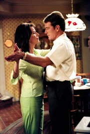 Lois (Jane Kaczmarek, l.) zeigt Hal (Bryan Cranston, r.), was sie in der Tanzstunde gelernt hat.