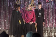 Frau Graustein hat Geburtstag. Am Abend auf dem Überraschungsfest bieten die drei Freundinnen - Edith, Maude und Mildred (Tamara Smart, Megan Hughes u. Bella Ramsey, v. l. n. r.) - eine Aufführung dar.