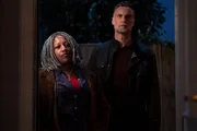 Der Fund einer Sporttasche voller Geld spaltet die Gemüter. Lange waren sich Myrna (Clare Perkins) und John Halloran (Darren Boyd) nicht sicher, was sie tun sollen. Jetzt steht ihr Entschluss fest.