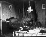 In 5 Folgen: "Der 1. Weltkrieg", Hundert Jahre vergingen seit dem Ausbruch des Ersten Weltkrieges - aber noch immer fällt es schwer, Ausmaß und Wahnsinn des Blutbads zu begreifen. Diese Folge behandelt die fünf Monate der großen Schlacht an der Somme, die verlustreichste Schlacht des Ersten Weltkriegs überhaupt - eine Million Soldaten wurden getötet oder verwundet oder blieben vermisst. Allein am 1. Juli 1916 fielen 19.000 britische Soldaten, dazu wurden 36.000 verwundet. Letztlich ohne Ergebnis. Der Militärhistoriker Basil Liddell Hart: "Nichts weiter als dummes, massenweises gegenseitiges Abschlachten." Folge 1: Die Schlacht an der Somme, Folge  2: Die Tunnel von Flandern, Folge 3: Die Schlacht in den Alpen 1, Folge 4: Die Schlacht in den Alpen 2, Folge 5: Der Kampf von Vauquoi.