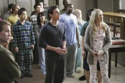 Cox stellt seine Studenten vor eine ganz besondere Aufgaben: Lucy (Kerry Bishe, r.) und Drew (Michael Mosley, vorne M.) ...