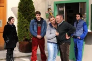 Yvi überzeugt Alois, dass sie auch alleine in der Wohnung zurechtkommt. Von links: Nina Kreutzer (Andrea Schmitt), Korbinian (Marco Bretscher-Coschignano), Yvonne (Alexa Eilers), Alois Preissinger (Erich Hallhuber sen.) und Florian Brunner (Tommy Schwimmer).