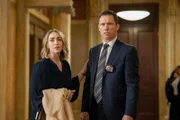 Julia Cosgrove (Anna Rizzo) und Det. Frank Cosgrove (Jeffrey Donovan).