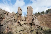 Die Geyersche Binge ist ein eingestürzter Stollen in Geyer (Sachsen), um den ein Wanderweg führt.