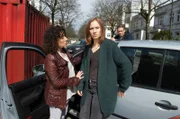 Nach einem Verkehrsunfall ist Kerstin Mangold (Alina Levshin, M.) sichtlich angeschlagen. Der Routineeinsatz wird für Harry (Maria Ketikidou, l.) undPiet Wellbrook (Peter Fieseler, im HG) zu einem brisanten Fall.