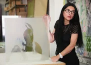 Künstlerin Polixeni Papapetrou druckt ein Portrait ihrer Tochter auf Glas.