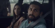 Yasemin (Yasemin Çetinkaya) und ihr Bruder Enes (Zejhun Demirov) werden von der Polizei kontrolliert.