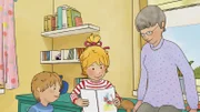 Jakob und Oma Frieda lauschen der Geschichte, die Conni im Kindergarten selbst erfunden und gezeichnet hat.