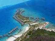 Luxushotel auf Bora Bora aus der Luft. Betuchte Gäste können durch den Glasboden der Überwasser-Bungalows die Unterwasser-Tierwelt der Lagune bestaunen.