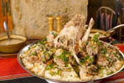 Das Nationalgericht Jordaniens: Mansaf, serviert im Restaurant „Al Qantarah“. Gästen den Lammkopf zu servieren ist in Jordanien ein Zeichen des Respekts.