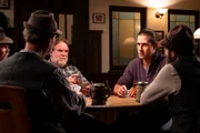 Julian (Sandro Kirtzel, rechts) spielt mit Stadlbauer (Andreas Geiss, links) und anderen Bauern Schafskopf im Brunnerwirt.