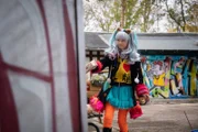 Chiara (Jamila Weintritt) klebt Street-Art und erteilt Hermann eine Lektion.