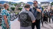 Die SOKO Linz ermittelt im Kreise des MC4C, einem Biker-Club, der eine Art Personenschutz für Kinder anbietet. Im Bild: Ernst "Pfeiferl" Unterpertinger (Rainer Doppler, 3.v.l.), Max (Timon Burger, 2.v.l.) und Komparsen.
