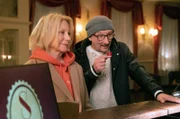 In der neuen Folge „Kroymann“ von Radio Bremen, SWR, NDR und WDR ist Maren Kroymann u.a. mit Rainer Bock wieder damit beschäftigt, komisch, wunderbar absurd und entlarvend die Welt zu sezieren.