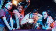Von links: Die Fünf Freunde Dick (Kit Rakusen), George (Diaana Babnicova), Julian (Elliott Rose), Timmy (Kip) und Anne (Flora Jacoby Richardson): Sie gehen dem Geheimnis hinter dem "Auge der Morgenröte" auf den Grund.