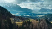 Der Flecknerhof der Familie Schrödl vor der eindrucksvollen Kulisse des „Zahmen Kaisers“ und mit Blick ins Inntal.