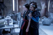 Hat Frau Schimmel (Mina Anwar) mit all den merkwürdigen Vorkommnissen an der Akademie zu tun? Als die Lage auf der Grausteinakademie so gut wie ausweglos ist, will sie Mildred (Bella Ramsey) überreden, mit ihr auf eine andere Hexen-Schule zu gehen.