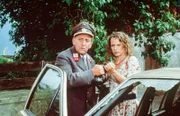 Gendarm Gilch (Maxl Graf, l.); Laura Sterneck (Karina Thayenthal, r.)