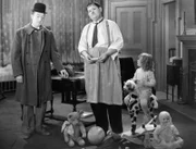 Sender: Kabel 1 Programmwoche: 26/2003 Datum: 21.06.2003 Uhrzeit: 20:15 Titel: Dick und Doof als Rekruten Originaltitel: Pack Up Your Troubles Land: USA Jahr: 1932 Genre: Comedy Fotonachweis: © Metro-Goldwyn-Mayer Bildtext: Liebevoll kümmern sich Stan (Stan Laurel, l.) und Oliver (Oliver Hardy, M.) um die kleine Tochter eines gefallenen Kriegskameraden ...